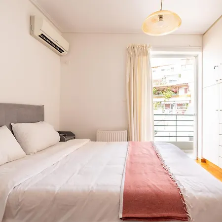 Retreat 1-bdr Apt Close To Metro Station Atény